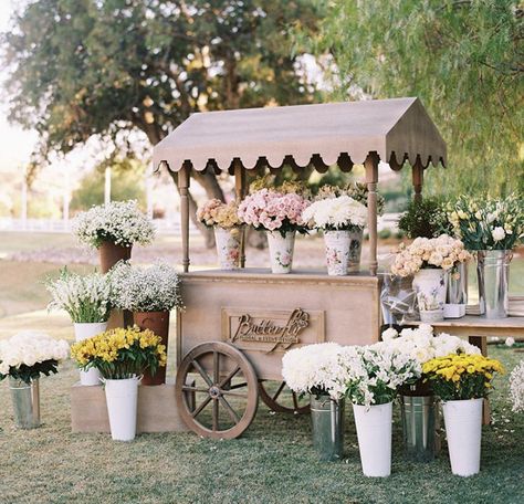 French Flower Cart, Flower Market Cart, Fresh Flower Stand, Flower Cart Business, Mobile Flower Cart, Flower Booth Display Ideas, Flower Carts Display Ideas, Flower Bar Cart, Diy Flower Cart