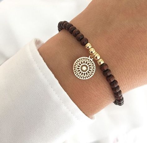 Mandala Gold, Wooden Beaded Bracelets, Chakra Necklace, Homemade Jewelry, Beaded Bracelets Diy, Precious Jewelry, Pendant Bracelet, Gemstone Bracelets, Bracelet Patterns