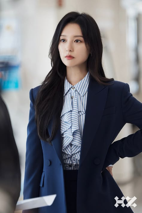 Woman In Suit, Gowns Dresses Elegant, Simple Pakistani Dresses, Kim Jiwon, Estilo Preppy, Kim Ji Won, Casual Day Outfits, Female Actresses, Stylish Work Outfits