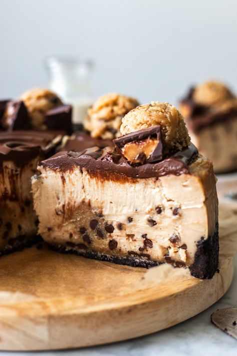 Inspired by my viral vegan cookie dough cheesecake, I give you this ridiculously creamy peanut butter cookie dough cheesecake!! With a double layered oreo cookie & peanut butter cookie dough crust, rich peanut butter cheesecake batter baked with globs of molten peanut butter cookie dough, and simple 2 ingredient dairy free chocolate ganache, this is strictly for peanut butter and cookie dough lovers only!! And you'll never believe it's made without eggs and dairy free! Dairy Free Chocolate Ganache, Creamy Peanut Butter Cookies, Cookie Peanut Butter, Cookie Dough Crust, Banana Diaries, Vegan Candy, Cookie Dough Cheesecake, Butter Cookie Dough, Vegan Peanut Butter Cookies