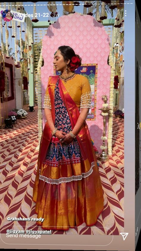 Chaniya Choli Sleeves Pattern, Paithani Chaniya Choli, Chaniya Choli With Patola Dupatta, Patola Chaniya Choli For Wedding, Kanjivaram Lehenga Choli, Red Rajasthani Lehenga, Patola Dupatta Chaniya Choli, Gharchola Blouse Designs Latest, Grahsanti Outfit For Bride