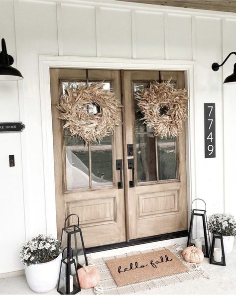 Rustic Front Porch Decor, Boho Front Porch, Rustic Front Porch, Corn Stalks, Neutral Fall Decor, Cozy Fall Decor, Farmhouse Front Porches, Fall Front Porch Decor, Halloween Front Porch