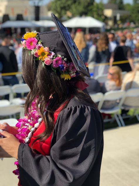 Flower Crown for Graduation Cap Flower Crown Graduation, Crown Graduation Cap, Headband Graduation Cap, Graduation Party Ideas Pink, Graduation 2025, College Graduation Photoshoot, Grad Cap Ideas, Graduation Cap Ideas, After Graduation