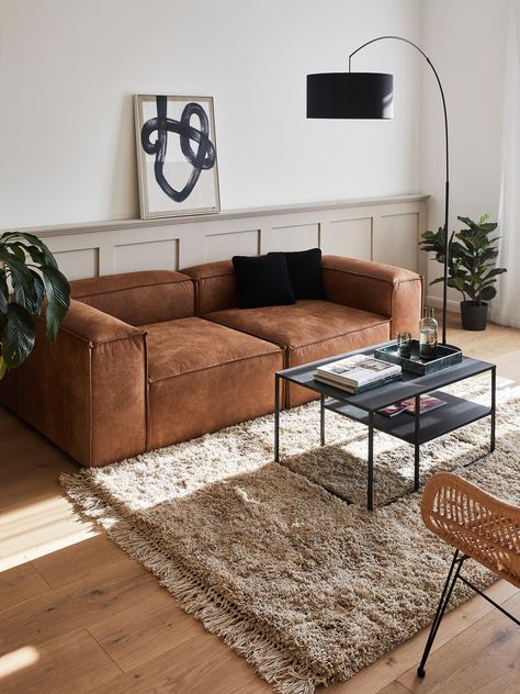 Salon Cosy Chic, Brown Salon, Mens Living Room, Tapis Aesthetic, Brown Couch Decor, Luxury Furniture Sofa, Leather Sofa Living Room, Small Apartment Interior, Cosy Room