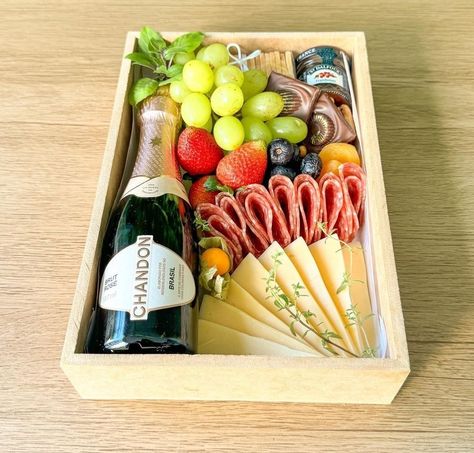 Charcuterie Board Gift Basket Ideas, Charcuterie Gift Set, Charcuterie Gift Box, Charcuterie Lunch, Homemade Gift Boxes, Charcuterie Box, Grazing Food, Tea Party Sandwiches, Gourmet Food Plating