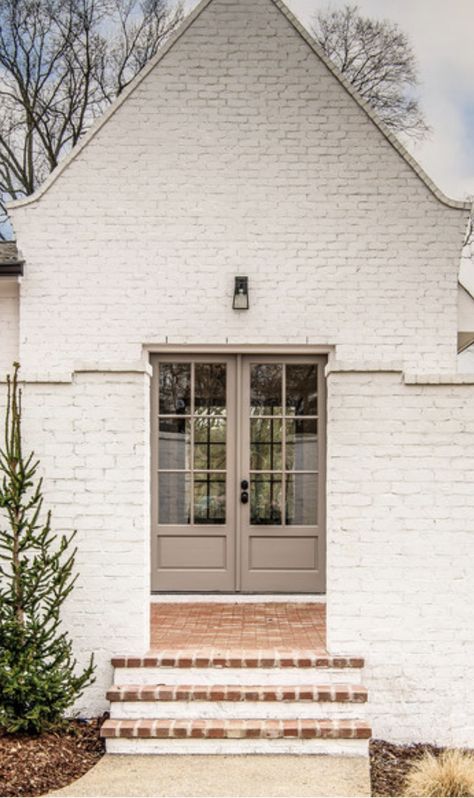 White Brick House With Brown Roof, Cream Exterior Brick, Cream Paint Exterior House, White And Taupe House Exterior, White Brick Entryway Exterior, Creamy Brick Exterior, Cap Cod Exterior Paint Colors, White Brick House Colors, White Brick House Tan Trim