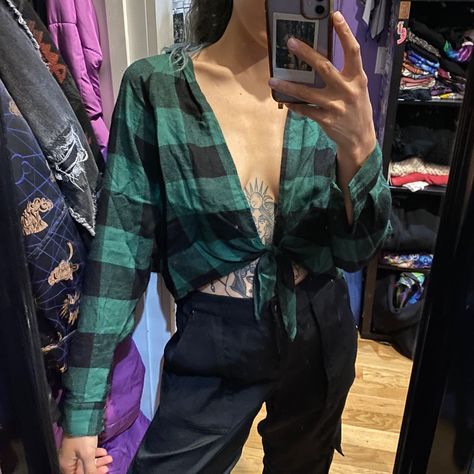 Urban Outfitters Bdg Green Plaid Flannel Tie Front Shirt - New Without Tags! Super Cute Cropped Top, Perfect For Late Summer Or Fall! Size Xs But Could Definitely Fit S And Probably Even Larger. Soft And Cozy. Cropped Flannel Shirt, Flannel Tie, Tie Front Shirt, Boho Grunge, Flannel Tops, Front Tie Shirt, Sweatshirt Outfit, Green Tie, Fit Ideas