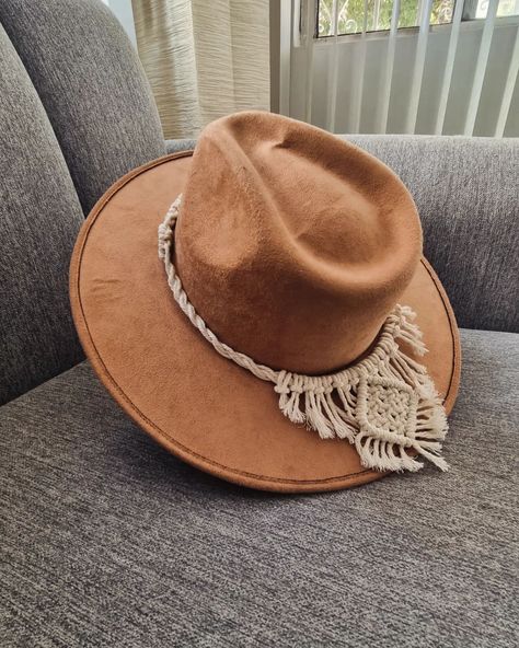 Hat Band Macrame 🤠🤎 . . . . . #macrame, #macrameboho, #macramedecor, #macrametijuana, #macramelove, #hatbandaccessories, #hatband, #hats, #hatmacrame, #accessories, #tijuana, #hatbandboho, #boho, #bohostyle, #bohochic, #bohovibes, #bohofashion, #modamacrame, #Decorartesy Macrame Hat Band, Eco Friendly Crafts, Macrame Hat, Traveling Fashion, Macrame Accessories, Macrame Boho, Chocolate Caliente, Macrame Decor, Hat Band