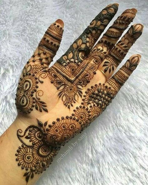 Stylish bridal mehandi designs back hands mehandi designs front hand mehandi designs Indian bridal mehandi designs kashee mehandi designs pakistani bridals mehandi designs classic mehandi designs arabic mehandi designs Mehandi Designs Front Hand, Mehandi Designs Back Hands, Mehandi Designs Back, Hands Mehandi Designs, Mahadi Design, Front Mehndi, Mehedi Design, Finger Henna Designs, Mehndi Designs 2018