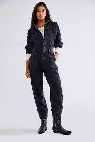 Denim Jumpsuit Outfit, Pregnancy Fashion Winter, Denim Coverall, Kendall Jenner Street Style, Wardrobe Consultant, Defined Waist, Jumpsuit Outfit, Androgynous Fashion, Workwear Fashion