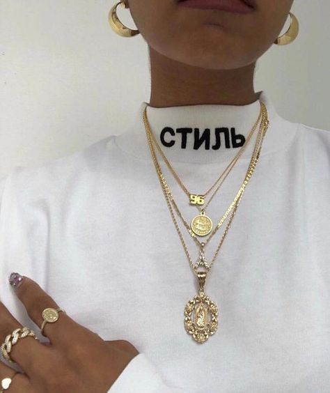 Coin Pendant Necklace, Gold Aesthetic, Diy Schmuck, Soft Grunge, Chris Brown, Jewelry Inspo, Delicate Necklace, Gold Hoop Earrings, Accessories Jewelry