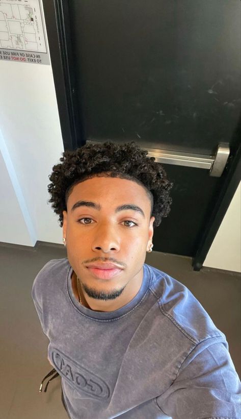 Ombre Afro Hair, Black Man Curly Hairstyle, Light Skin Men Haircuts, Black Male Curly Hair, Black Guy Haircuts, Black Guy Curly Hair, Light Skin Men With Curly Hair, 4c Natural Hairstyles Men, Types Of Haircuts Men