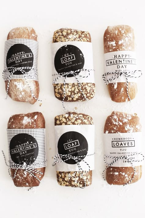 DIY Valentine's Day gift idea for homemade bread wrapped in free printable Valentine's labels Bread Packing Ideas, Bread Package Ideas, Loaf Bread Packaging Wrapping Ideas, Packaging Bread Loaf, Cute Bread Packaging, Bread Wrapping Ideas Packaging, Homemade Bread Packaging Ideas, Loaf Packaging Ideas, Loaf Cake Packaging Ideas