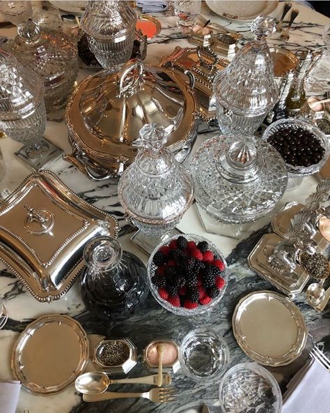 Crystal Table Setting, Silver Plate Decor, English Tea Party, Dinner Host, Hosting Dinner, Dinner Club, Antique Dishes, Plate Decor, Table Set Up