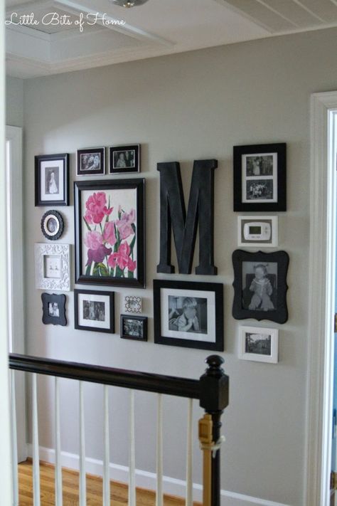 The BEST gallery wall ideas are just a click away! Gather tons of inspiration to help you plan a gallery wall in your own home: whether it’s behind a couch, on a staircase or around your tv, you’ll get some great ideas on how to decorate your living room walls! #gallerywall #walldecor #homedecor #decoratingideas Gallary Wall, Hallway Gallery Wall, Koti Diy, Photo Walls, Hanging Ideas, Family Wall Decor, Gallery Wall Living Room, Hal Decor, Ideas Hogar