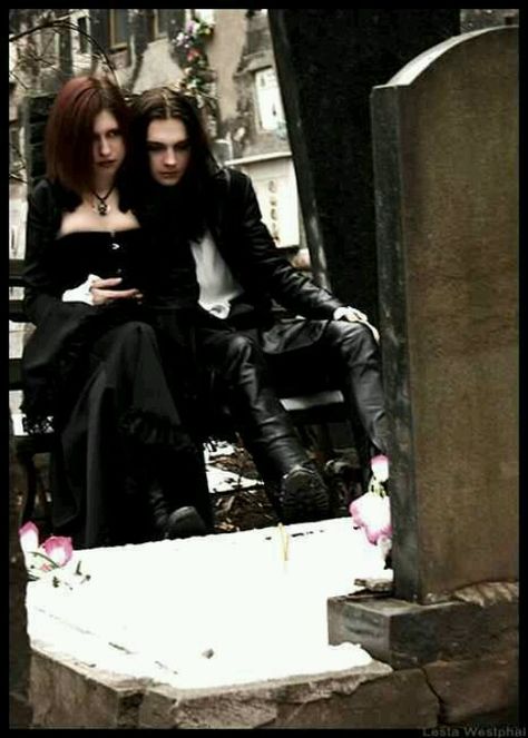 Goth couple Goth Couple Aesthetic, Emo Couples, Emo Love, 90s Goth, Vampire Goth, Dark Love, Romantic Goth, Gothic Steampunk, Estilo Punk