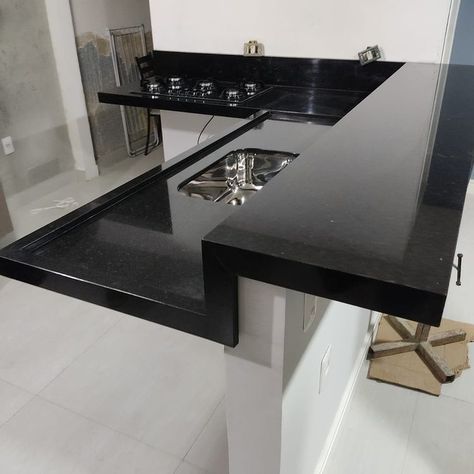 VR STONES MÁRMORARIA no Instagram: “✅Cozinha em granito preto São Gabriel ✅Com bancada de lanche ✅Acabamento em meia esquadria ✅Faça seu orçamento conosco e parcele seu…” Dark Cabinets Light Countertops, Backsplash Kitchen Dark Cabinets, Kitchen Bar Design, Kitchen Ideas Dark Cabinets Espresso, Unique Kitchen Backsplash, Dark Grey Kitchen, Kitchen Layout Plans, Kitchen Sink Design, Kitchen Ideas Dark Cabinets