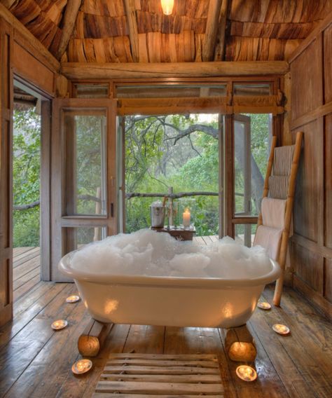 A bird’s-eye view is just the beginning at these luxury tree house hotels and resorts. Simple Tree House, Luxury Tree Houses, Tree House Diy, Cool Tree Houses, Tree House Designs, Casa Country, Bath Tub, Bath House, Tropical Vacation