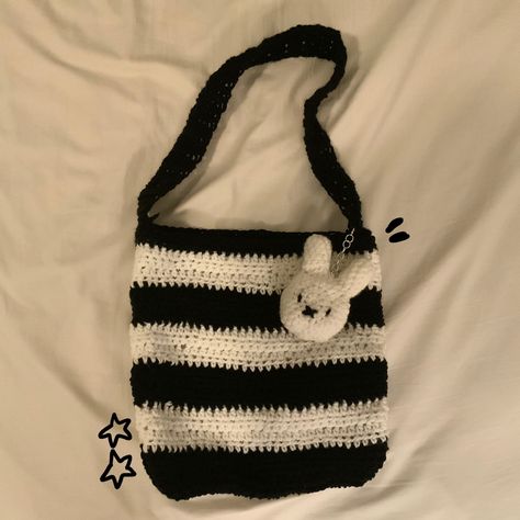 Crochet Black And White, Striped Bag, Bags Pattern, Crochet Black, Crochet Fairy, Beginner Crochet Tutorial, Crochet Clothing And Accessories, Beginner Crochet Projects, Crochet Inspo