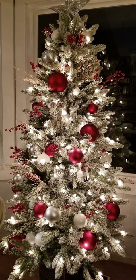 Dark Red Christmas Tree Decor, Christmas Tree Ideas 2022 Trends Red, Burgandy Christmas Tree Ideas, Maroon Christmas Tree, Silver Christmas Tree Decorations, Decoration Ideas Christmas, Christmas Tree Designs, Ideas Christmas Tree, Tree Decorations Christmas