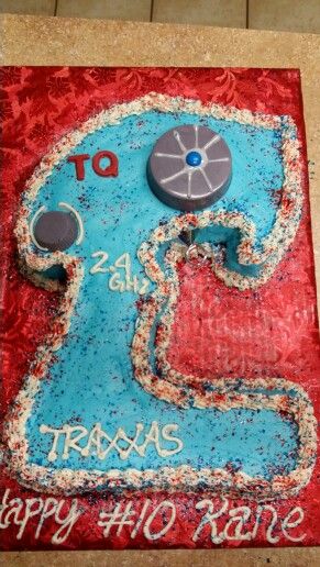 Remote control cake for R.C. car. Dirt Bike Birthday, Bd Cake, Bike Birthday, 7th Birthday Party Ideas, Cars Birthday Cake, Truck Cakes, Monster Truck Party, Rc Monster Truck, Truck Party