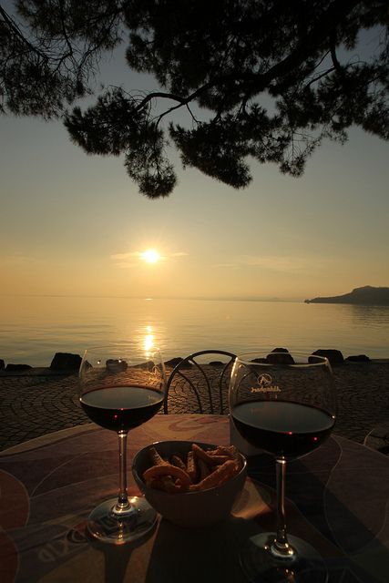 drinks under the setting of the sun Art Du Vin, Glasses Of Wine, Wine Time, Wine And Dine, Wine Cellar, Wine Country, Wine Lovers, Wine Tasting, Sunrise Sunset