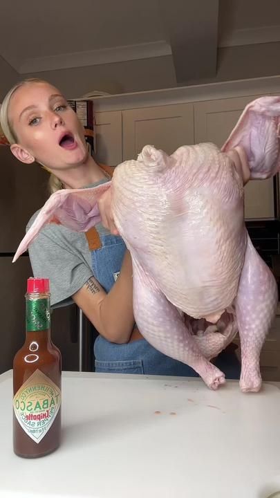 Tini👩🏼‍🍳🔥 on TikTok Honey Turkey, Honey Chipotle, Turkey Recipe, Thanksgiving Dishes, Snack Options, Smoked Turkey, Dinner Recipes Crockpot, Dessert Drinks