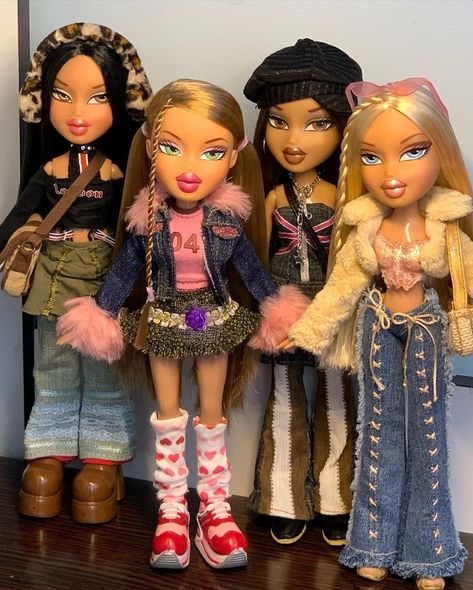 Old Bratz Dolls, Bratz Dolls 2000s, Bratz Dolls Outfits 2000s, Brats Clothes, Bratz Doll Hairstyles, Bratz Dolls Outfits, Bratz Restyle, Bratz Doll Outfits Inspiration, Bratz Dolls Aesthetic Outfits