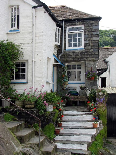 Cornish Cottage Cornish Cottage, Country Living Uk, Cottage Style Interiors, English Architecture, European Cottage, Cabin Tiny House, Little Cottages, Cottage Exterior, Thatched Cottage