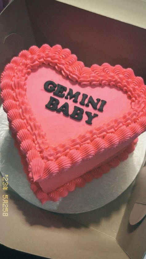 Gemini Szn Cake, Gemini Cake Ideas, Gemini Birthday Cake, Happy Birthday 23, 17th Birthday Party Ideas, 18th Birthday Outfit, Gemini Birthday, Vintage Birthday Cakes, Birthday Babe