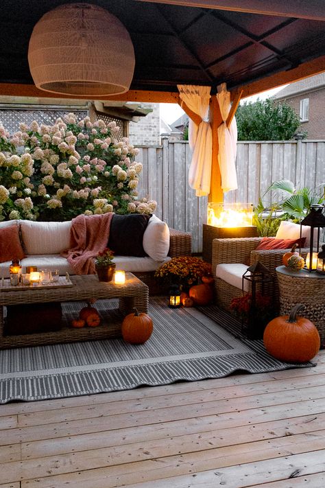 Fall Outdoor Deck Decorating Ideas, Gazebo Fall Decor, Fall Pergola Decorations, Thanksgiving Patio Decor, Fall Deck Decorating Ideas Cozy, Halloween Deck Ideas, Fall Deck Ideas, Fall Patio Decorating Ideas Cozy, Halloween Deck Decorations