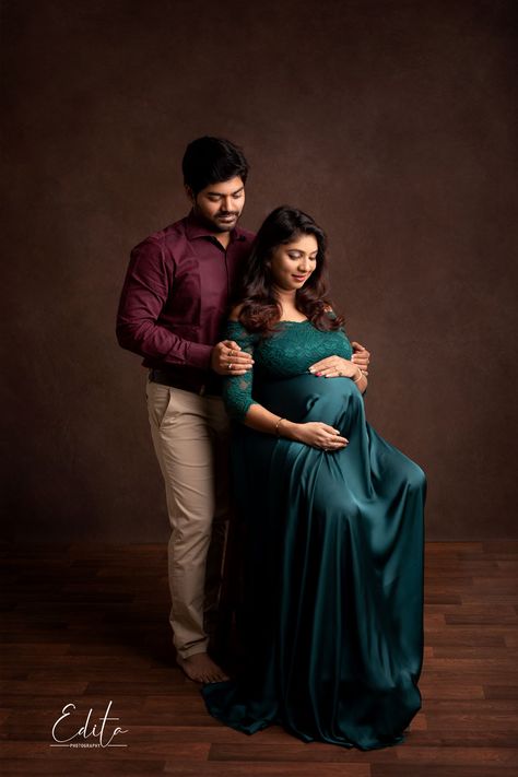 Maternity Photography Poses Indian Indoor, Metarnity Photoshoot Indoor, Maternity Couple Poses Indoor, Maternity Photography Poses Couple Studio, Metarnity Photoshoot Poses, Maternity Photography Poses Indoor, Maternity Indoor Photography, Maternity Studio Photoshoot Ideas, Maternity Shoot Indoor