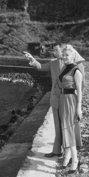 Marilyn Monroe and Joe DiMaggio in Japan, 1954. Marilyn Monroe Joe Dimaggio, Joe Dimaggio Marilyn Monroe, Howard Hughes, Joe Dimaggio, Marilyn Monroe Photos, Norma Jean, Norma Jeane, Blonde Bombshell, Two People