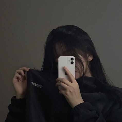 Mirror Selfie Poses, Dark Feminine Aesthetic, Korean Aesthetic, Korean Girl Fashion, Girly Images, Foto Ideas Instagram, 가을 패션, Pretty Selfies