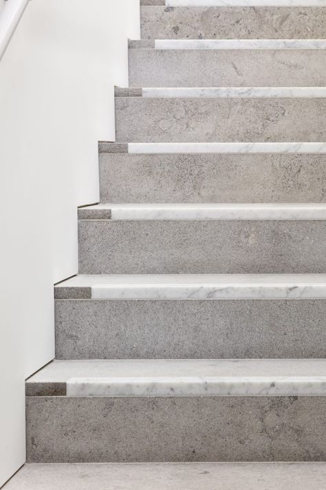 David Chipperfield Architects completes London outpost of Bastian gallery درج السلم, David Chipperfield Architects, David Chipperfield, Marble Stairs, New Staircase, Stone Stairs, Concrete Stairs, Stair Handrail, Glass Balustrade