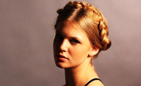 How to Do a Heidi Braid - Howcast.com Heidi Braids, Teenage Hairstyles For School, Braids Headband, Bridesmaid Hairdo, One Braid, Hair Braid Diy, Goddess Braid, Best Braid Styles, Braided Hairstyles For School