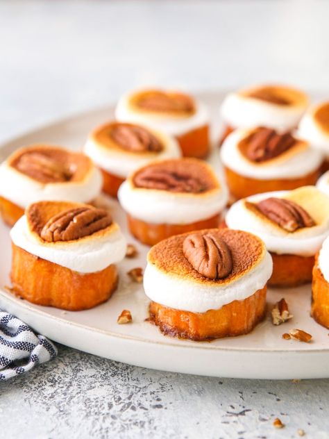 Sweet potato bites with marshmallows and pecans are a fun and delicious holiday appetizer or side dish. Easy Thanksgiving Dish, Sweet Potato Appetizers, Sweet Potato Bites, Pecan Bites, Sweet Potatoes With Marshmallows, Sweet Potato Dishes, Thanksgiving Appetizers Easy, Potato Appetizers, Sweet Potatoe Bites