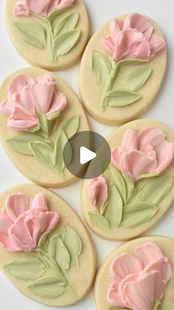 Buttercream On Cookies, Mini Flower Cookies, Royal Icing Flowers Tutorial, Flower Sugar Cookies Decorated, Buttercream Cookies Decorated, Spring Cookies Decorated, Buttercream Decorated Cookies, Flower Cookies Decorated, Palette Knife Flowers