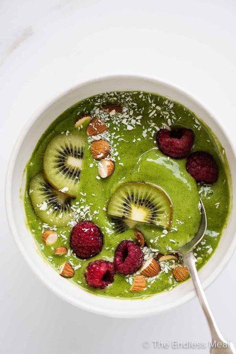 Kiwi Smoothie Bowl, Green Smoothie Bowl Recipe, Green Goddess Smoothie, Green Breakfast Smoothie, Breakfast Smoothie Bowl, Green Smoothie Bowl, Protein Bowls, Healthy Green Smoothies, Smoothie Bowl Recipe