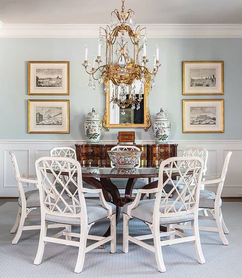 Bespoke Blend in a Texas Lake House - Southern Lady Southern Dining Room, Texas Lake House, Colonial House Interior, Traditional Dining Rooms, Rose Medallion, Southern Lady, Southern Home, Dining Room Inspiration, Extended Family