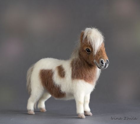 Horse Needle Felting, Needle Felt Horse, Needle Felted Horse, Needle Felting Diy Tutorials, Felted Horse, Felt Horse, Horse Christmas Ornament, Needle Felting Diy, Wool Felt Projects