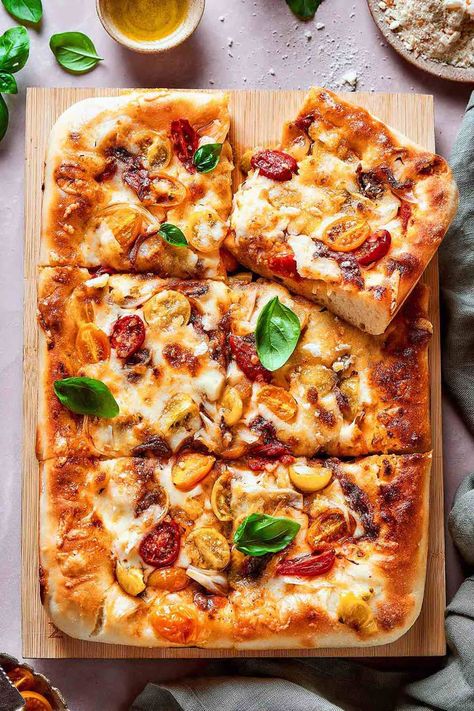 Sicilian Pizza Recipe, Pizza Template, Sicilian Style Pizza, Tomato Pizza Sauce, Pizza Bowl, Chicken Crust Pizza, Sicilian Pizza, Leftover Pizza, Zucchini Casserole