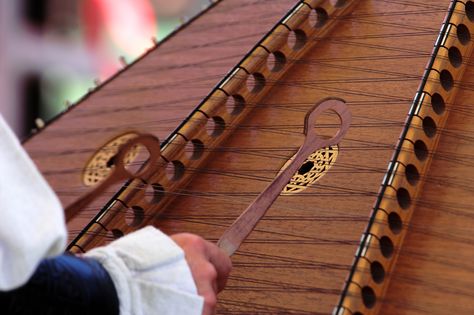 Wanting to learn how to play the hammered dulcimer? This simple guide will help you get started playing your first notes on the hammered dulcimer! This... Dulcimer Instrument, Hammer Dulcimer, Dulcimer Music, Cool Ukulele, Mountain Dulcimer, Hammered Dulcimer, Learning Music, Celtic Harp, Tin Whistle