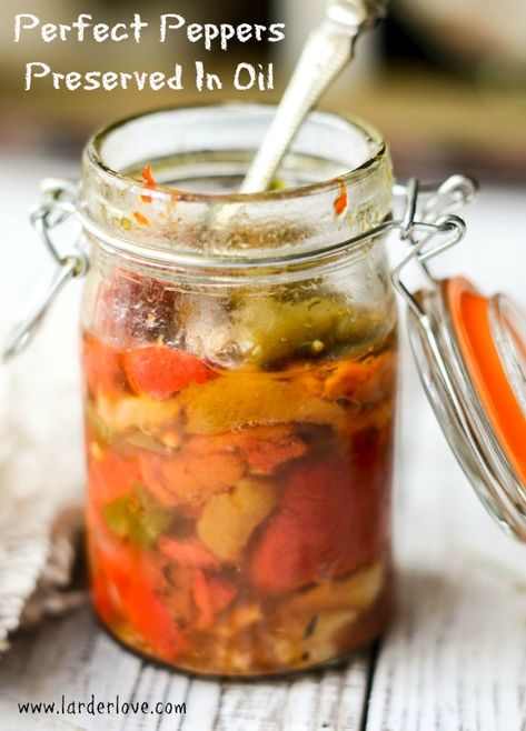 Preserve Peppers, Peppers In Oil, Preserving Peppers, Canning Veggies, Lunch Board, Fried Peppers, Moussaka Recipe, Liquor Recipes, Ball Jar