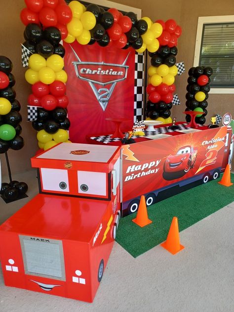 Disney Cars Balloon Garland, Mcqueen Backdrop, Piñata Cars, Flash Mcqueen, Cars Birthday Cake, Happy Balloons, Holiday Balloons, Disney Birthday Cakes, Disney Cars Birthday