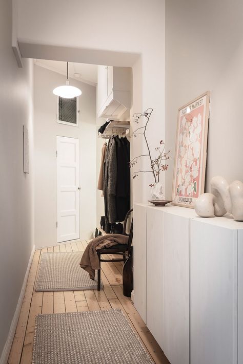 Scandinavian Entryway, Entrance Apartment, Hall Ways, Scandinavian Loft, Scandinavian Home Interiors, Dark Grey Kitchen, Scandinavian Apartment, Bedroom Interiors, Entry Ways