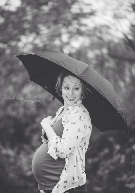 Rainy Maternity Shoot, Umbrella Photoshoot, Pregnancy Photoshoot Beach, Maternity Photography Poses Pregnancy Pics, Maternity Photography Couples, Maternity Inspiration, Beach Maternity, Maternity Photography Poses, Maternity Poses