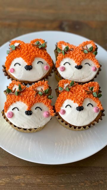 Arctic Fox Cake Ideas, Fox Cupcakes Easy, Fox Pull Apart Cupcake Cake, Fox Birthday Party Girl, Orange Colour Cake, Fox Cake Ideas, Fox Cupcakes, Fox Baby Shower Theme, Colourful Cupcakes