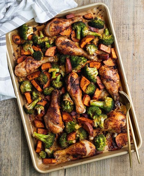 One Pan Chicken Legs And Vegetables, Chicken Drumsticks Sheet Pan Dinner, One Pan Chicken Leg Dinner, Chicken Legs Sheet Pan Dinner, Drumstick Sheet Pan Dinner, Sheet Pan Chicken Legs And Veggies, Chicken Leg Sheet Pan Dinner, Healthy Chicken Leg Recipes, Sheet Pan Chicken Drumsticks