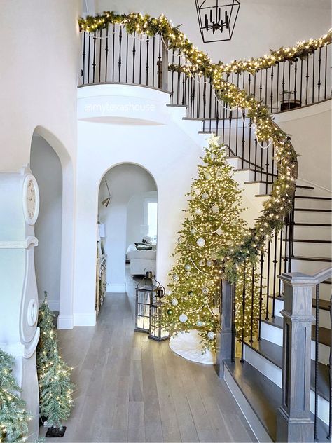 Christmas Garland Decorating Ideas, Stairs Remodel, Stairs Makeover Ideas, House At Christmas, Christmas Stairs Decorations, Holiday House Decor, Christmas Staircase Decor, Faux Fireplace Mantels, Stairs Renovation